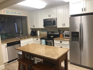 ثلاجة، ميكروويف، موقد طهي مسطح، غسالة أطباق