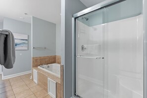 Combined shower/bathtub, jetted bath, towels