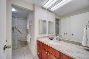 Douche, séchoir à cheveux, serviettes fournies