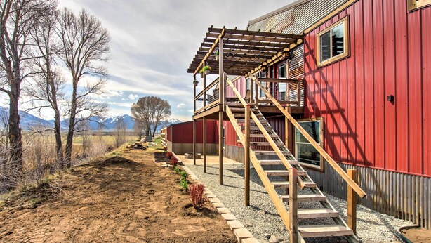 A red building with a wooden staircase leading to a balcony. - Lovely Livingston Loft w/ Mountain & River Views! (Livingston)