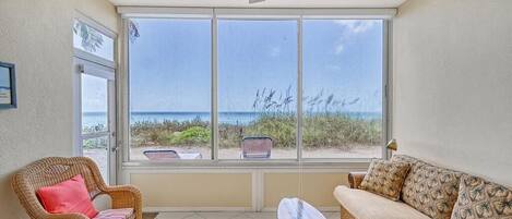 Télévision, lecteur de DVD, livres, chaîne hi-fi