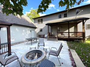 A backyard with a fire pit, patio furniture, and a covered seating area. - Berry Bear Depot @ Spring Brook Resort (Wisconsin Dells)