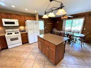 冷蔵庫、電子レンジ、オーブン、コンロ