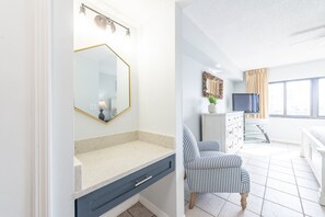 2 habitaciones, tabla de planchar con plancha y cuna de viaje 