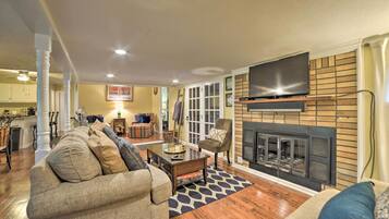 電視、壁爐、電子遊戲、DVD 播放機