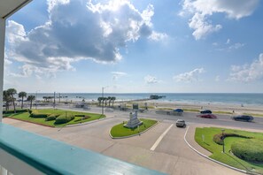 A coastal road with a monument, greenery, and a view of the beach and ocean. - Family Beach Retreat w/ Pool & Views in Galveston (Galveston)