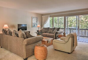 TV, DVD player, books - Lakefront Townhome w/ View in Hot Springs Village! (Hot Springs Village)
