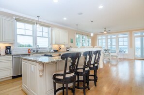 冰箱、微波炉、烤箱、炉灶