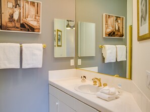 Douche, sèche-cheveux, serviettes fournies
