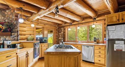 Stunning log home near Leland. Hot tub. A/C.