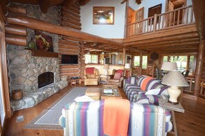 Fernseher, Kamin, DVD-Player, Tischfußball