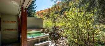 Tarifas DE Verano Bajas Ideal Para Familias - ¡4 Habitaciones + Loft! 3 Minutos a pie de Autobús, Jacuzzi Privado, Parrilla