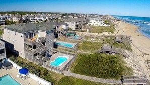 Zona residencial costera con casas, una playa y un muelle.
