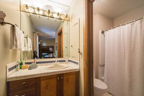 Combined shower/tub, jetted tub, rainfall showerhead, hair dryer