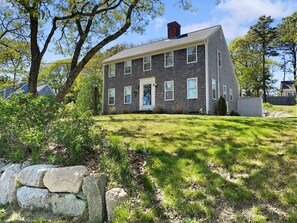 Exterior - The Cape Escape: Walk to Harding's Beach (Chatham)