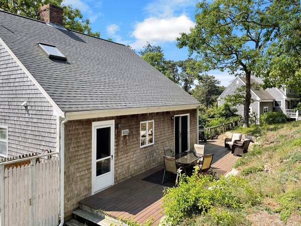 Outdoor dining - The Cape Escape: Walk to Harding's Beach (Chatham)