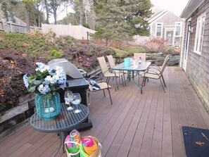 Outdoor dining - The Cape Escape: Walk to Harding's Beach (Chatham)