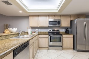 Fridge, microwave, stovetop, dishwasher