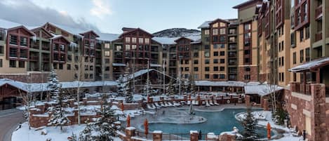Una piscina al aire libre, una piscina climatizada