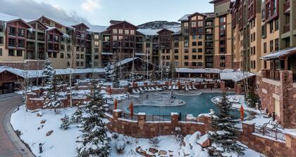 *FREE SKI RENTALS* Ski-In/Ski-Out Canyons Resort –Walk to Skiing, Hot Tubs, Free Ski Valet & Shuttle