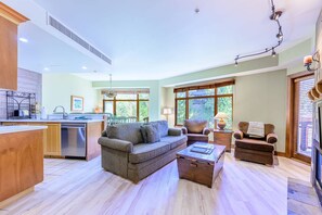 Flachbildfernseher, Kamin, DVD-Player, Tischfußball