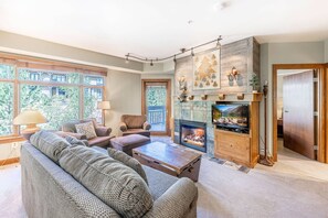 Flachbildfernseher, Kamin, DVD-Player, Tischfußball