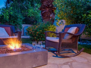 Terrace/patio - Reeves Garden House – Celebrity Pedigree (Palm Springs)