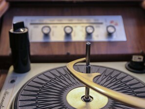Une radio ancienne dotée d’un cadran circulaire et de boutons de réglage.