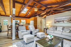 TV, DVD player - Breathtaking Newbury Cottage w/ Deck on Chalk Pond (Newbury)