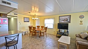 Un espacio habitable compacto con cocina, comedor y zona de estar.