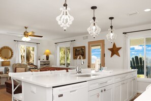 Interior - Indian Pass, Gulf View, Close To The Beach, Pet Friendly ~ Latitude Adjustment (Indian Pass)