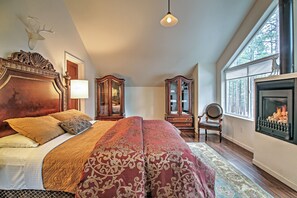 2 bedrooms, iron/ironing board, Internet, bed sheets - 1 Mi to Mtn, 1 More to Shore! Luxury Tahoe Home (South Lake Tahoe)