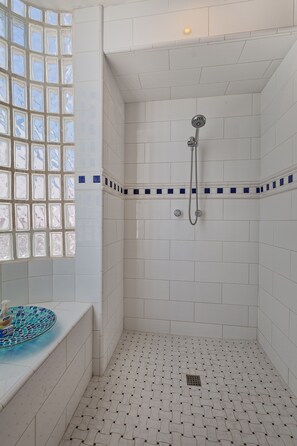 Shower, towels - Whale of a Tale | Beachfront Home with Panoramic Ocean Views (Puerto Peñasco)