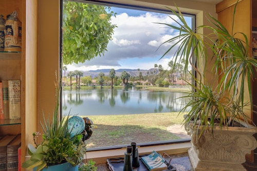 Mtn-View Rancho Mirage Condo w/ Lakefront Patio