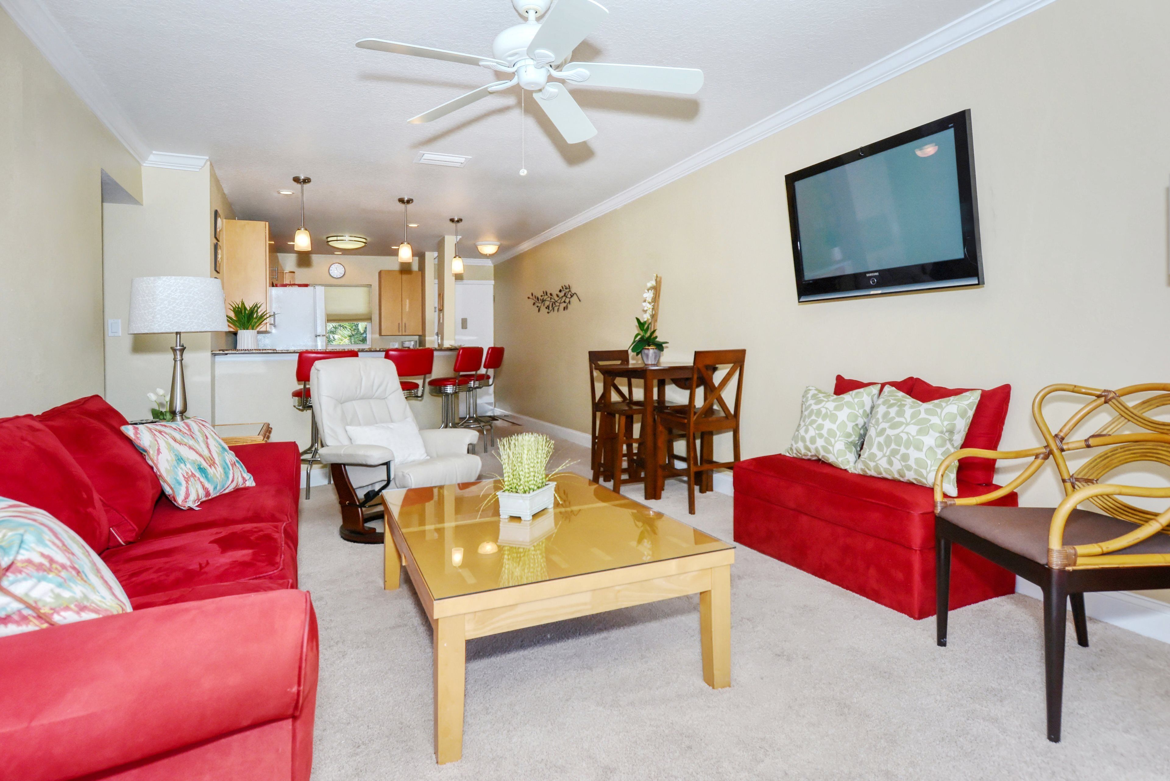 Tv, ett bordtennisbord och böcker