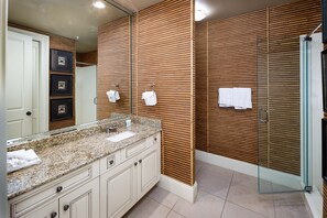 Combined shower/bathtub, hair dryer, towels - SB 501: Penthouse Paradise - Escape to Luxury with this Beachfront Stay! (Fort Walton Beach)