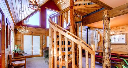 Charming log cabin w/restful hot tub, perfect moments maker with your pups!