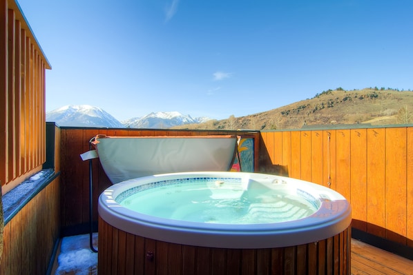 Outdoor spa tub