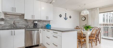 Een microgolfoven, een vaatwasser