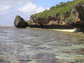 On the beach, beach bar - Ara Moana Bungalows (Mangaia)