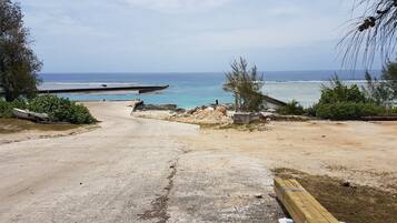 Trên bãi biển, quán bar trên bãi biển