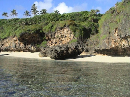 En la playa, bar en la playa. Ara Moana Bungalows
