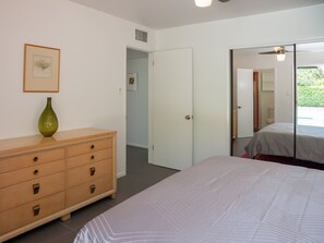 2 bedrooms, desk, iron/ironing board, free WiFi