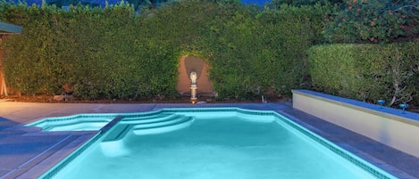 حمّام سباحة مُدفَّأ