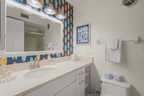 Combined shower/tub, hair dryer, towels - Palm Bay Luxury Resort! Private Beach, Hot Tub, Heated Pools, Tastefully Modern, Recently upgraded (Siesta Key)