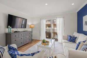 Smart TV, DVD player - Palm Bay Luxury Resort! Private Beach, Hot Tub, Heated Pools, Tastefully Modern, Recently upgraded (Siesta Key)