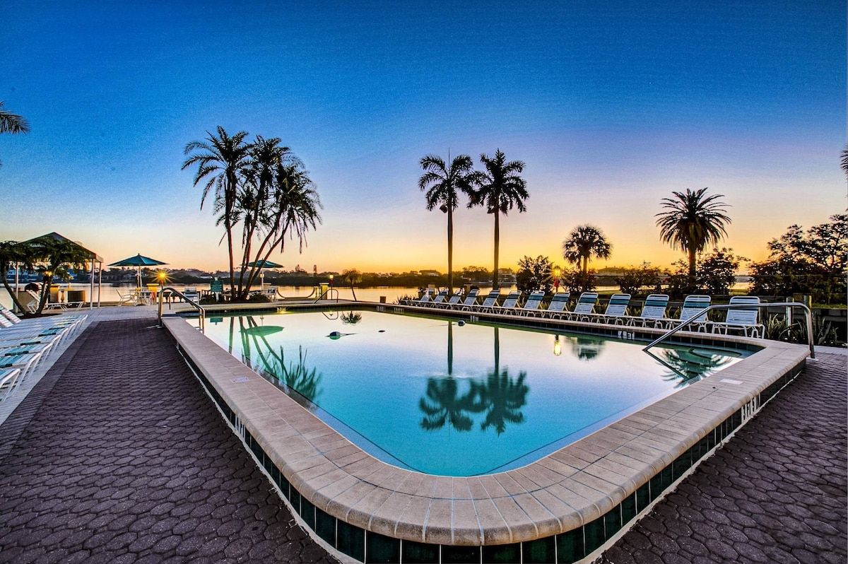 The heated pool and hot tub overlooks the intracoastal by from 3 sides....wake up Siesta Key!