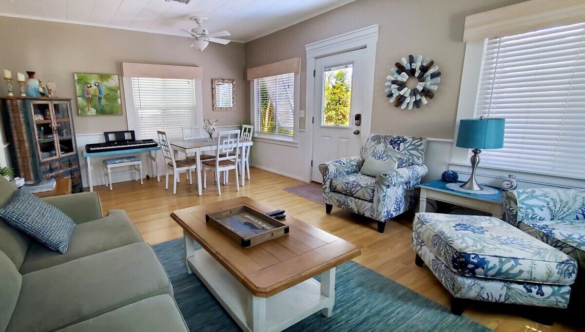 Charming Cottage, FREE Wi-Fi & Trolley, Close to Gulf & Bay Beach, Stroll the...