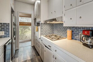 Refrigerador, microondas, placa de cocina, lavavajillas