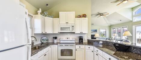 Jääkaappi, mikroaaltouuni, uuni, liesi